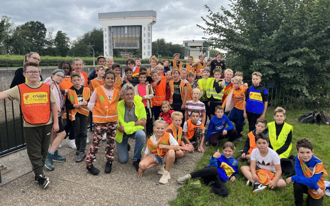 Kinderen van De Horn fietsen langs het Amsterdam-Rijnkanaal van Amsterdam naar Wijk bij Duurstede